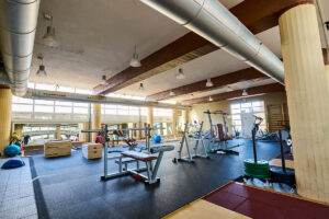 Foto gimnasio con pressbanca