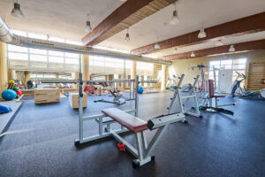 Foto gimnasio con pressbanca