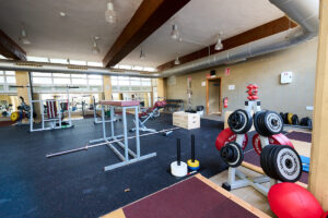 Foto gimnasio con disco de pesos