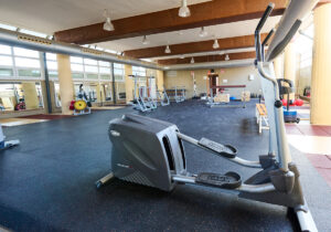 Foto gimnasio con máquinas