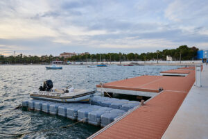 Foto patalán mar con barcos