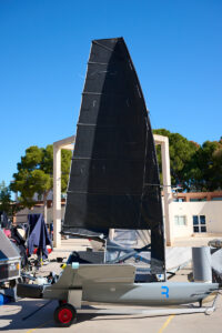 Foto barco pequeño con vela